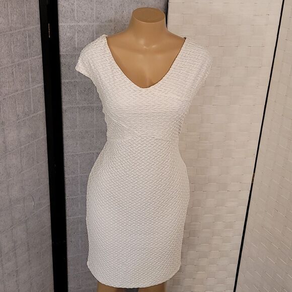 BRAND NEW BISOU BISOU V-NECKLINE TEXTURED SHEATH DRESS - Picture 10 of 12